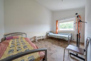 una camera con due letti e una finestra di Private Apartment ad Hannover