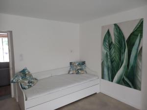 biała kanapa w pokoju z obrazem na ścianie w obiekcie Maison cocooning à 20 min des plages w mieście Cabariot