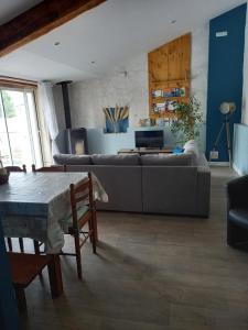 salon z kanapą i stołem w obiekcie Maison cocooning à 20 min des plages w mieście Cabariot +11 zdjęć