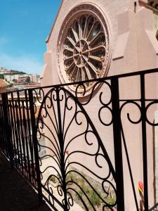 セルベールにあるLa Villa Rosaceのバルコニー(黒い手すり、窓付)