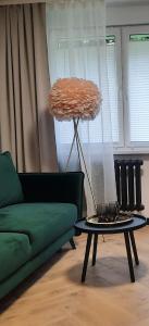 uma sala de estar com um sofá verde e uma mesa em GOLD&BLACK OŚWIĘCIM CENTRUM em Oświecim