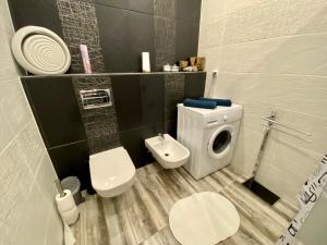 Ένα μπάνιο στο Kings main square Apartment
