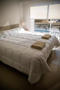 En eller flere senge i et værelse på Apart France - Con Gim, Piscina y estacionamiento - Matrimonial