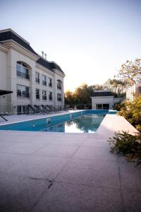 a swimming pool in front of a building at Apart France - Con Gim, Piscina y estacionamiento - Matrimonial in Río Cuarto