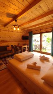 a bedroom with two beds in a wooden room at ELASYA BUNGALOV in Rize