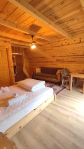 a bedroom with two beds in a wooden cabin at ELASYA BUNGALOV in Rize