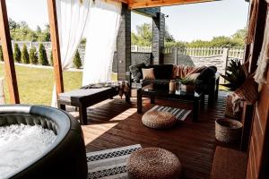 un patio con sofá y sillas en una terraza de madera en my_brooklyn_ DOM Z OSB en Kielce