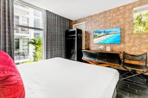 ein Schlafzimmer mit Bett und Flachbildfernseher in der Unterkunft The Fairwind Hotel in Miami Beach