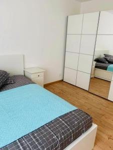 1 dormitorio con 2 camas y espejo en MYM NOW Apartment in Bern, en Berna