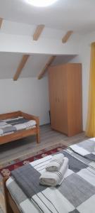 Habitación con 2 camas y armario. en Ravne weekend house, en Visoko