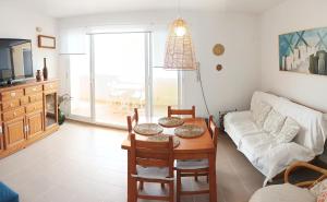 ein Wohnzimmer mit einem Tisch und einem Sofa in der Unterkunft Cullera Terra i Mar in Faro de Cullera