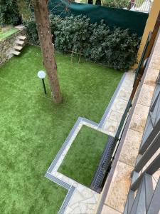 una vista aérea de un patio con un árbol en Bordighera Private Garden Seaview, en Bordighera