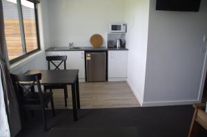 uma pequena cozinha com uma mesa e um micro-ondas em The View on Grossmans em Torquay
