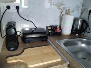 eine Küchentheke mit Telefon, Toaster und Spüle in der Unterkunft demis Mykonian soul 2 in Platis Gialos