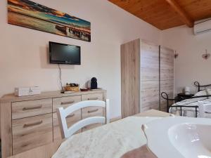TV a/nebo společenská místnost v ubytování Casa Vacanza Delfino Azzurro - Noto Marina -