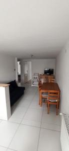 una sala de estar con una mesa y un sofá en Oliwier, en Rewal 8 fotos más