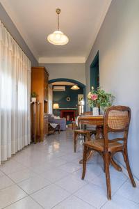 - un salon avec une table et des chaises en bois dans l'établissement Casa Francesca, à Vrahati