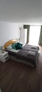 Un dormitorio con una cama y una ventana grande. en Oliwier, en Rewal
