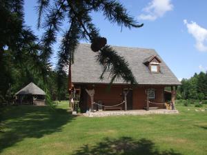 a log cabin with a gazebo in a yard at Apartament Janewiczówka in Kopiec