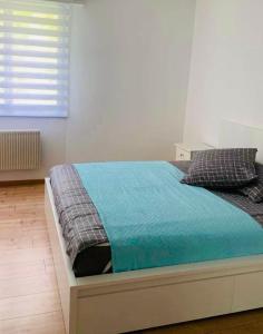 1 dormitorio con 1 cama grande y edredón azul en MYM NOW Apartment in Bern, en Berna
