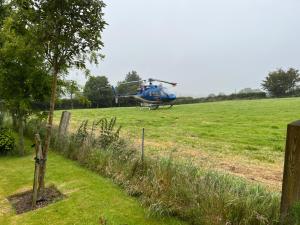 Un helicóptero azul está sentado en un campo en Cherryvale 3 bedroom 6 person holiday home, en Hilltown