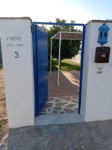 una puerta azul que conduce a una puerta con un abrecartas en MYKONOS entre cepas, en Sanlúcar de Barrameda