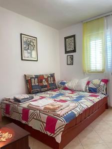 een slaapkamer met een groot bed in een kamer bij Apartment Mira in Sutomore
