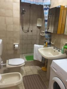 een badkamer met een toilet, een wastafel en een douche bij Casa Lu’ in Mongiove