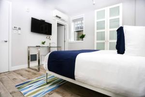Tempat tidur dalam kamar di Newly Renovated 2bed, 2bath private apartment, minutes from Boston.
