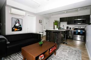 Η κουζίνα ή μικρή κουζίνα στο Newly Renovated 2bed, 2bath private apartment, minutes from Boston.