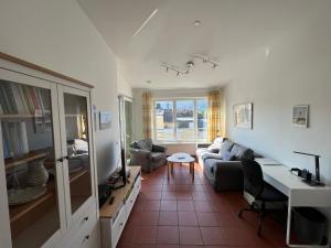ein Wohnzimmer mit einem Sofa und einem Tisch in der Unterkunft Ferienwohnung Kronegarten in Gmunden
