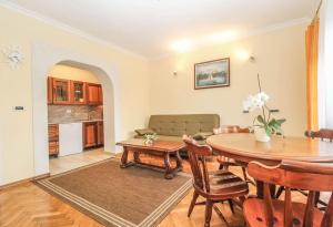 - un salon avec une table et un canapé dans l'établissement Apartment Veronika, à Pula