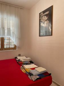 een kamer met een stapel kleren op een bed bij Apartment Mira in Sutomore
