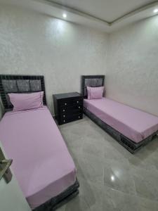 弗尼迪克的住宿－Comfors Appartements 2，配有粉红色床单的客房内的两张床