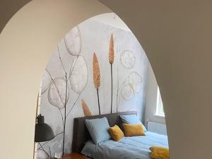 ein Schlafzimmer mit einem Bett mit einer Wand mit Blumen in der Unterkunft Koetshuys van Villadelfia in Tynaarlo