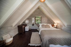 1 dormitorio con 1 cama grande en el ático en Viewpoint - Cabin 1, en Haenertsburg