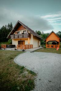 una casa con un porche y una pasarela delante de ella en Kuća za odmor - Mavis en Mrkopalj