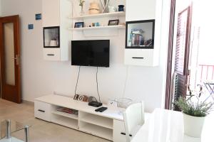 biały salon z telewizorem na ścianie w obiekcie Zebra w Hvarze