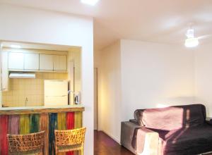 a room with a kitchen with a counter top and a kitchen at Apto a 200 m da Praia das Pitangueiras-Guaruja SP in Guarujá