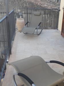 einen Stuhl auf einer Terrasse mit einem Zaun in der Unterkunft b&b casa vacanze Rebi house in San Giorgio Albanese
