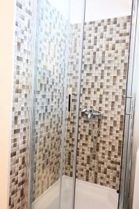 W łazience z przeszklonymi drzwiami znajduje się prysznic. w obiekcie Zebra w Hvarze