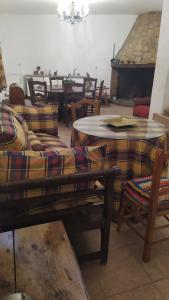 um quarto com sofás e uma mesa e uma mesa e cadeiras em El Santo em Torres