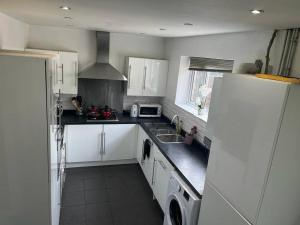 Köök või kööginurk majutusasutuses Fabulous 3 bedroom house , sleeps up to 5-7 guest. +3 fotot