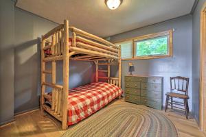 sypialnia z łóżkiem piętrowym i krzesłem w obiekcie Lovely Lakefront Cottage 13 Mi to Traverse City! w mieście Traverse City