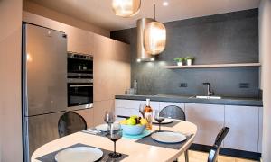 A kitchen or kitchenette at Sissi Lux Villas