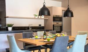 A kitchen or kitchenette at Sissi Lux Villas
