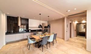 A kitchen or kitchenette at Sissi Lux Villas