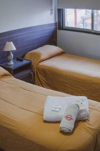 En eller flere senger på et rom på Rioma Hotel