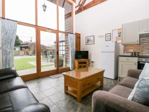 ein Wohnzimmer mit einer Couch und einem Couchtisch in der Unterkunft Tippets View in Pembridge