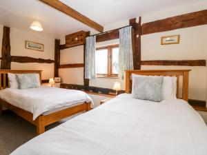 ein Schlafzimmer mit zwei Betten und einem Fenster in der Unterkunft Tippets View in Pembridge